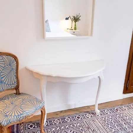 Apartment Sunny, Breezy Gem In The Centre Of The Old Arles